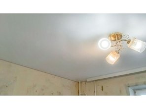 Монтаж потолка на кухне 10 м2 с использованием пленки VIPCEILING серии MONLANGE M9001 (3.25)