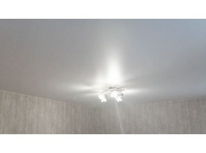 Монтаж потолка в гостиной 20 м2 с использованием пленки VIPCEILING серии MONLANGE M9001 (3.80)