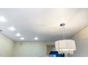 Монтаж потолка на кухне 13 м2 с использованием пленки VIPCEILING серии MONLANGE M9001 (3.25)