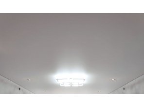 Монтаж потолка в гостиной 18 м2 с использованием пленки VIPCEILING серии MONLANGE M9001 (3.25)