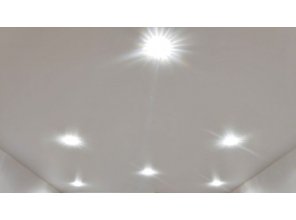 Монтаж потолка в спальне 11 м2 с использованием пленки VIPCEILING серии MONLANGE M9001 (3.25)