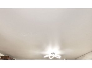 Монтаж потолка на кухне 16 м2 с использованием пленки VIPCEILING серии MONLANGE M9001 (3.50)