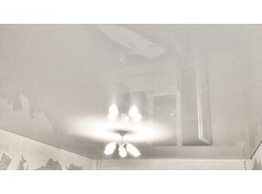 Монтаж потолка в гостиной 19 м2 с использованием пленки VIPCEILING серии MONLANGE L9001 (3.50)