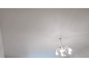 Монтаж потолка в спальне 15 м2 с использованием пленки VIPCEILING серии MONLANGE M9001 (3.50)