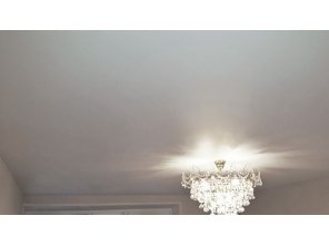 Монтаж потолка в гостиной 19 м2 с использованием пленки VIPCEILING серии MONLANGE M9001 (4.00)