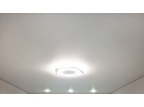 Монтаж потолка в спальне 15 м2 с использованием пленки VIPCEILING серии MONLANGE M9001 (3.80)