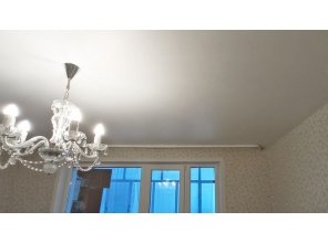 Монтаж потолка в гостиной 16 м2 с использованием пленки VIPCEILING серии MONLANGE M9001 (4.00)