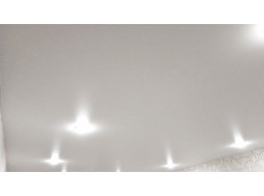 Монтаж потолка в гостиной 19 м2 с использованием пленки VIPCEILING серии MONLANGE M9001 (3.25)