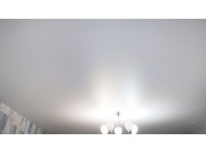 Монтаж потолка в гостиной 24 м2 с использованием пленки VIPCEILING серии MONLANGE M9001 (4.00)