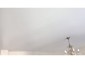 Монтаж потолка для зала 21 м2 с использованием пленки VIPCEILING серии MONLANGE M9001 (4.35)