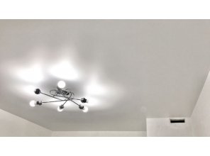 Монтаж потолка на кухне 11 м2 с использованием пленки VIPCEILING серии MONLANGE M9001 (3.25)