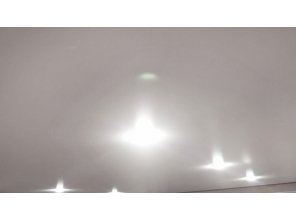 Монтаж потолка в гостиной 18 м2 с использованием пленки VIPCEILING серии MONLANGE M9001 (4.00)