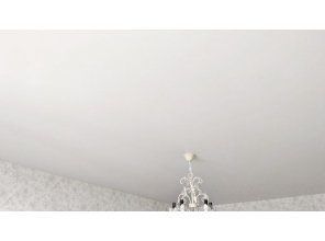 Монтаж потолка в гостиной 18 м2 с использованием пленки VIPCEILING серии MONLANGE M9001 (3.25)