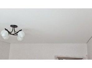 Монтаж потолка в спальне 14 м2 с использованием пленки VIPCEILING серии MONLANGE M9001 (3.50)