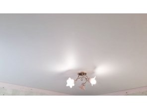 Монтаж потолка в спальне 10 м2 с использованием пленки VIPCEILING серии MONLANGE M9001 (3.25)