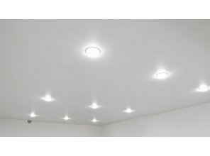 Монтаж потолка в гостиной 15 м2 с использованием пленки VIPCEILING серии MONLANGE M9001 (3.25)