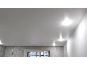 Монтаж потолка в гостиной 21 м2 с использованием пленки VIPCEILING серии MONLANGE M9001 (4.35)