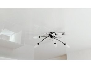 Монтаж потолка в спальне 14 м2 с использованием пленки VIPCEILING серии MONLANGE L9001 (3.25)