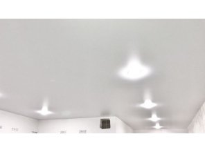 Монтаж потолка на кухне 15 м2 с использованием пленки VIPCEILING серии MONLANGE M9001 (3.25)