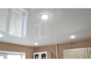 Монтаж потолка на кухне 7 м2 с использованием пленки VIPCEILING серии MONLANGE L9001 (2.60)