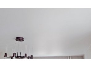 Монтаж потолка в спальне 15 м2 с использованием пленки VIPCEILING серии MONLANGE M9001 (3.25)