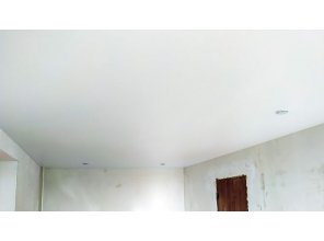 Монтаж потолка в гостиной 18 м2 с использованием пленки VIPCEILING серии MONLANGE S9020 (3.25)