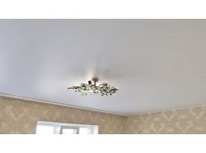 Монтаж потолка в спальне 23 м2 с использованием пленки VIPCEILING серии MONLANGE M9001 (4.00)