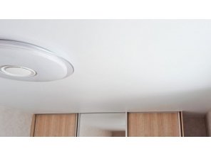 Монтаж потолка в спальне 11 м2 с использованием пленки VIPCEILING серии MONLANGE M9001 (2.60)