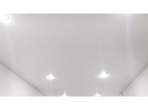 Монтаж потолка в гостиной 17 м2 с использованием пленки VIPCEILING серии MONLANGE M9001 (3.25)