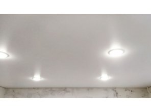 Монтаж потолка на кухне 9 м2 с использованием пленки VIPCEILING серии MONLANGE M9001 (3.25)