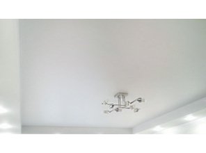 Монтаж потолка в гостиной 10 м2 с использованием пленки VIPCEILING серии MONLANGE M9001 (2.60)