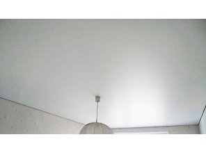 Монтаж потолка в спальне 11 м2 с использованием пленки VIPCEILING серии MONLANGE M9001 (2.60)