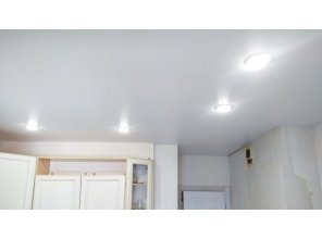 Монтаж потолка на кухне 10 м2 с использованием пленки VIPCEILING серии MONLANGE M9001 (3.50)