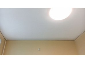 Монтаж потолка на кухне 10 м2 с использованием пленки VIPCEILING серии MONLANGE M9001 (3.25)