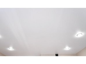 Монтаж потолка на кухне 9 м2 с использованием пленки VIPCEILING серии MONLANGE M9001 (3.25)