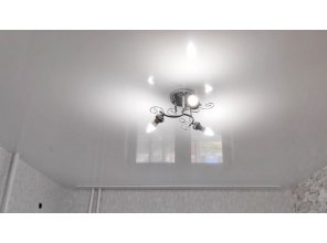 Монтаж потолка на кухне 11 м2 с использованием пленки VIPCEILING серии MONLANGE L9001 (3.25)