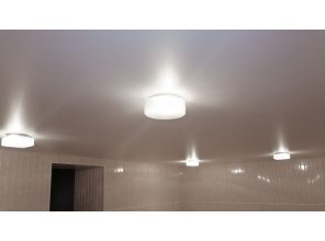 Монтаж потолка в гостиной 20 м2 с использованием пленки VIPCEILING серии MONLANGE M9001 (3.50)