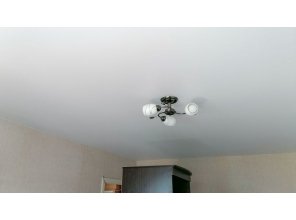 Монтаж потолка в гостиной 19 м2 с использованием пленки VIPCEILING серии MONLANGE M9001 (3.50)