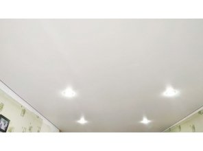 Монтаж потолка в гостиной 17 м2 с использованием пленки VIPCEILING серии MONLANGE M9001 (3.25)