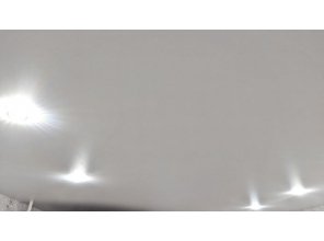 Монтаж потолка в спальне 12 м2 с использованием пленки VIPCEILING серии MONLANGE M9001 (3.25)