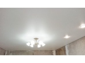 Монтаж потолка в спальне 19 м2 с использованием пленки VIPCEILING серии MONLANGE M9001 (3.50)