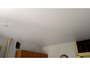 Монтаж потолка на кухне 6 м2 с использованием пленки VIPCEILING серии MONLANGE M9001 (2.60)