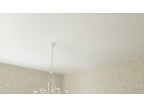 Монтаж потолка в спальне 14 м2 с использованием пленки VIPCEILING серии MONLANGE M9001 (4.35)