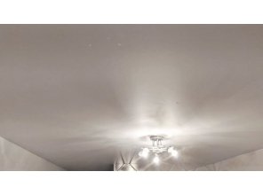 Монтаж потолка в спальне 16 м2 с использованием пленки VIPCEILING серии MONLANGE M9001 (3.25)