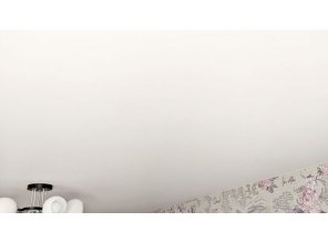 Монтаж потолка в гостиной 17 м2 с использованием пленки VIPCEILING серии MONLANGE M9001 (3.25)