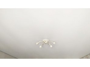 Монтаж потолка в спальне 13 м2 с использованием пленки VIPCEILING серии MONLANGE M9001 (3.25)