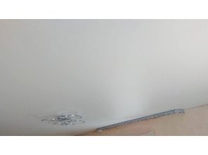 Монтаж потолка в деревянном доме 29 м2 с использованием пленки VIPCEILING серии MONLANGE M9001 (4.00)