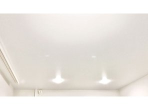 Монтаж потолка на кухне 9 м2 с использованием пленки VIPCEILING серии MONLANGE M9001 (3.25)