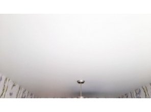 Монтаж потолка в спальне 10 м2 с использованием пленки VIPCEILING серии MONLANGE M9001 (2.60)